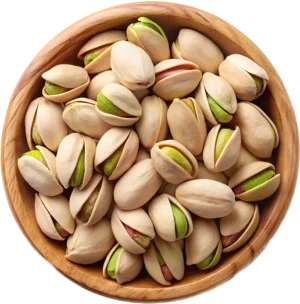 Schale voll geöffneter Pistazien in runder Holzschale auf weißem Hintergrund